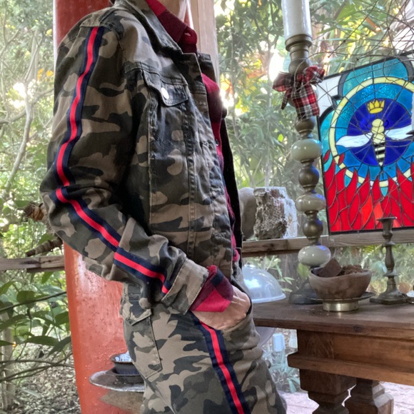 I&M Premium jeans, camo jacket with side stripes in navy and red. Size Medium - Picture 8 of 14